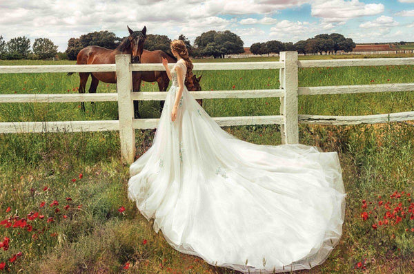 Robe de Mariée Blanche ou de Couleur : Que Choisir ?