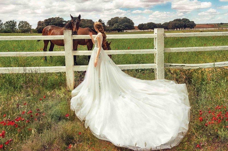 Robe de Mariée Blanche ou de Couleur : Que Choisir ?