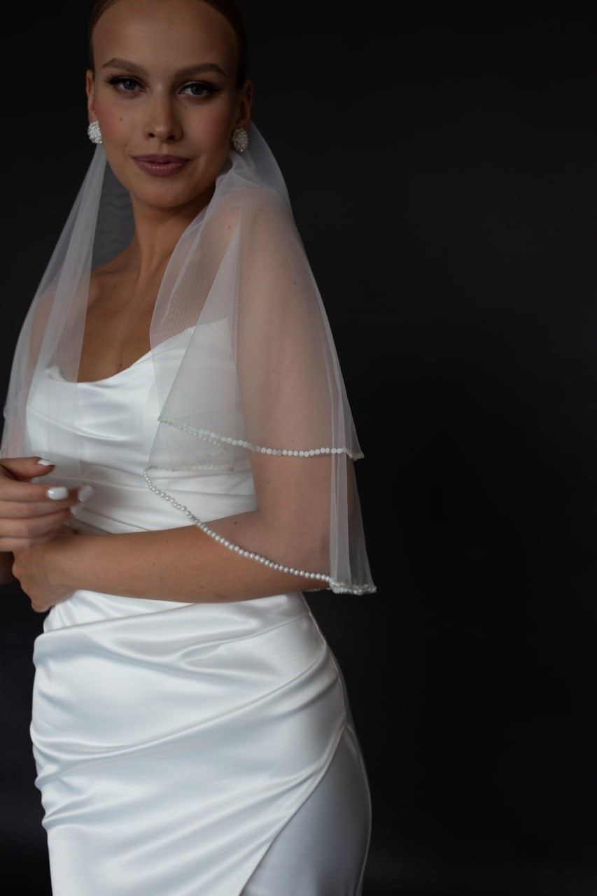 Voile de Mariée Court avec Perles : le Voile Moderne par Excellence.