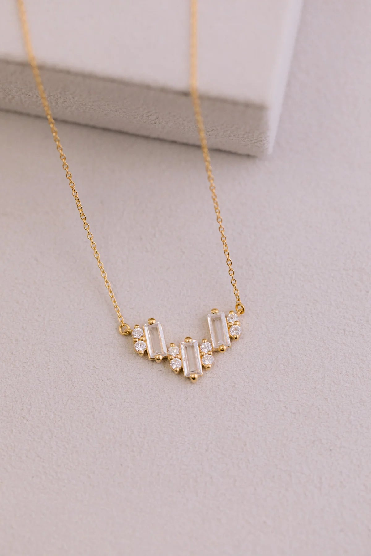 Collier "Art Lover" : le Collier de Mariage Délicat avec Cristaux par Excellence.