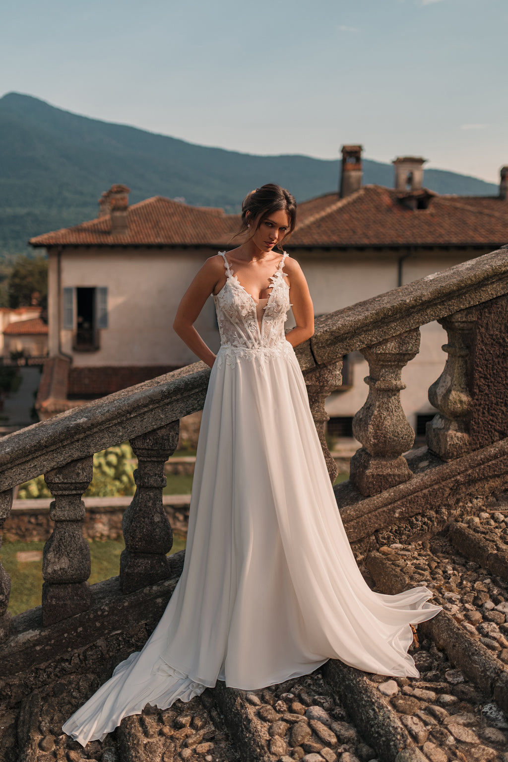 Orchidée : la Robe de Mariée Trapèze avec Décolleté par Excellence.