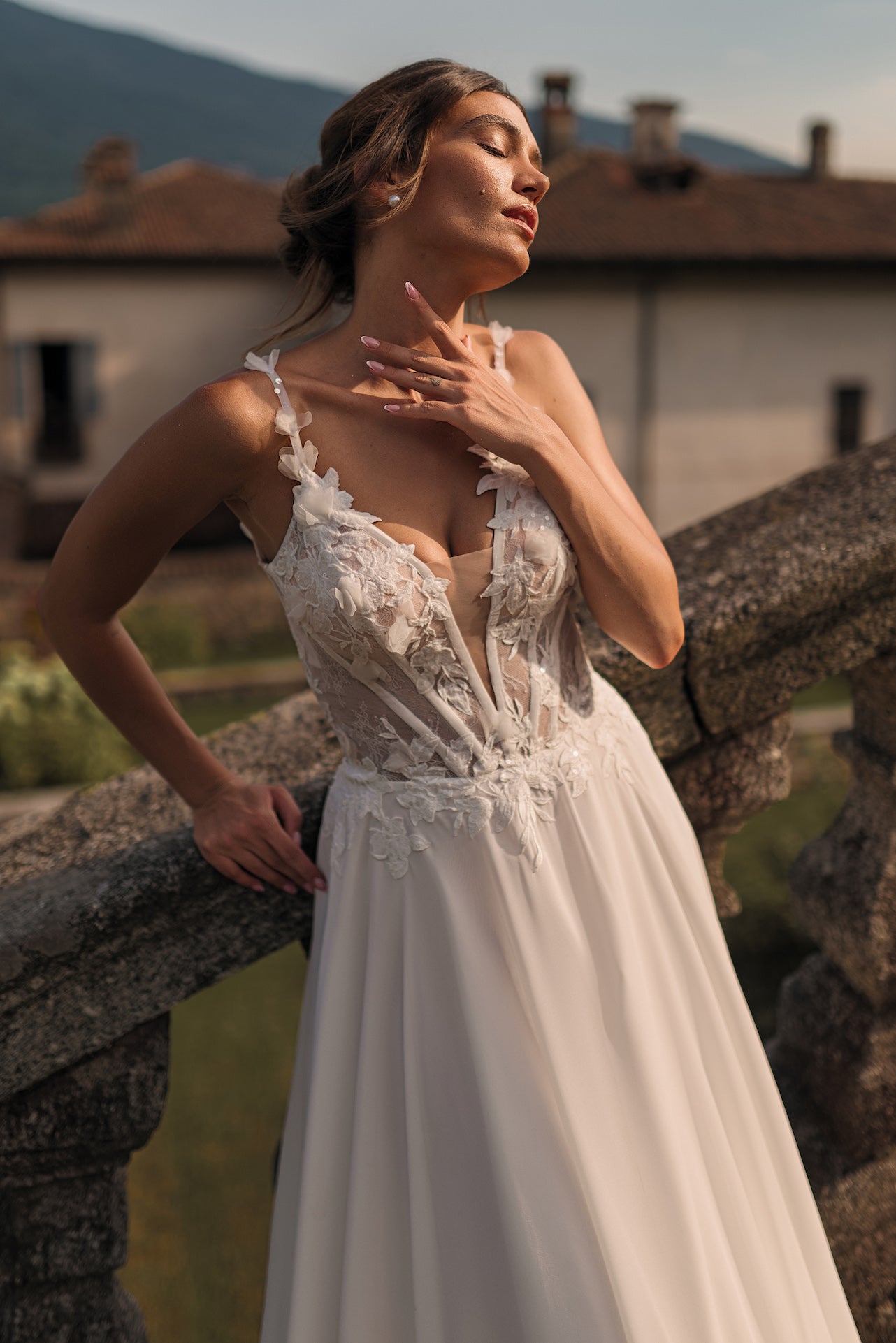 Orchidée : la Robe de Mariée Trapèze avec Décolleté par Excellence.