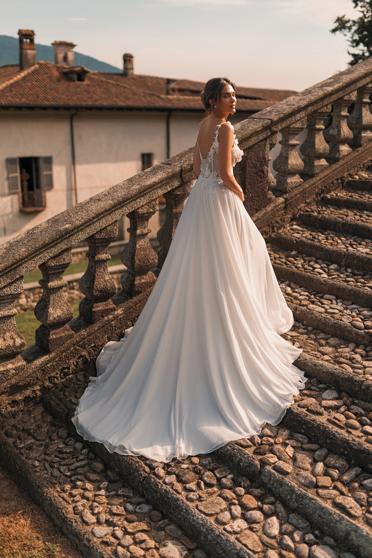 Orchidée : la Robe de Mariée Trapèze avec Décolleté par Excellence.