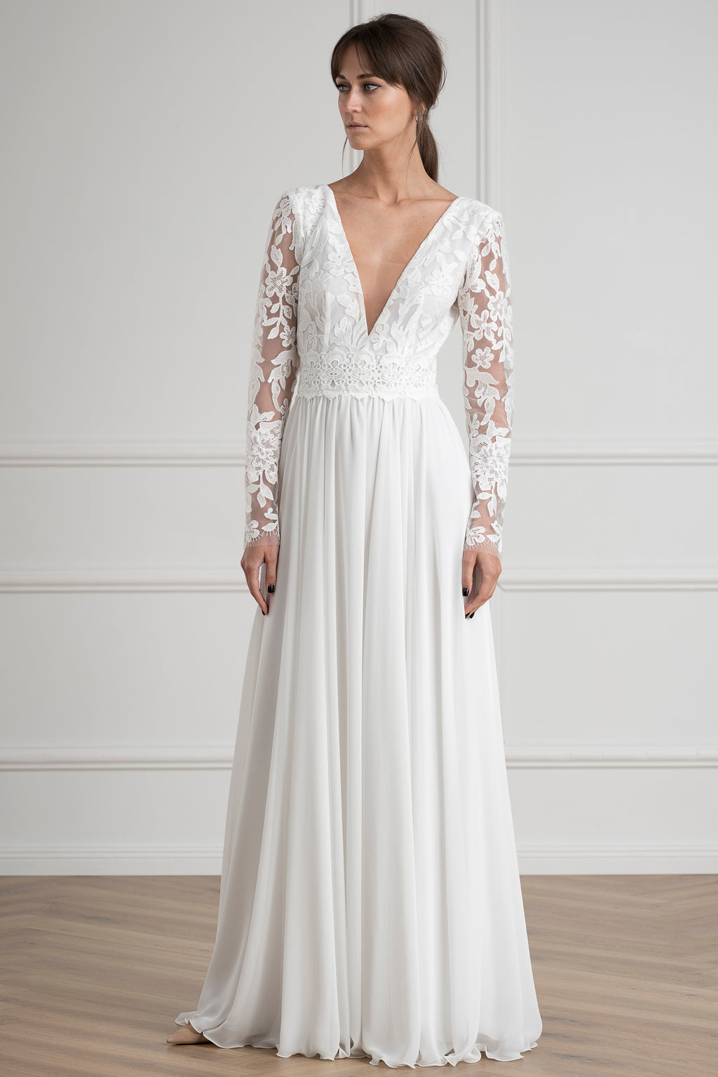 Astra : la Robe de Mariée Bohème Blanche à Manches par Excellence.