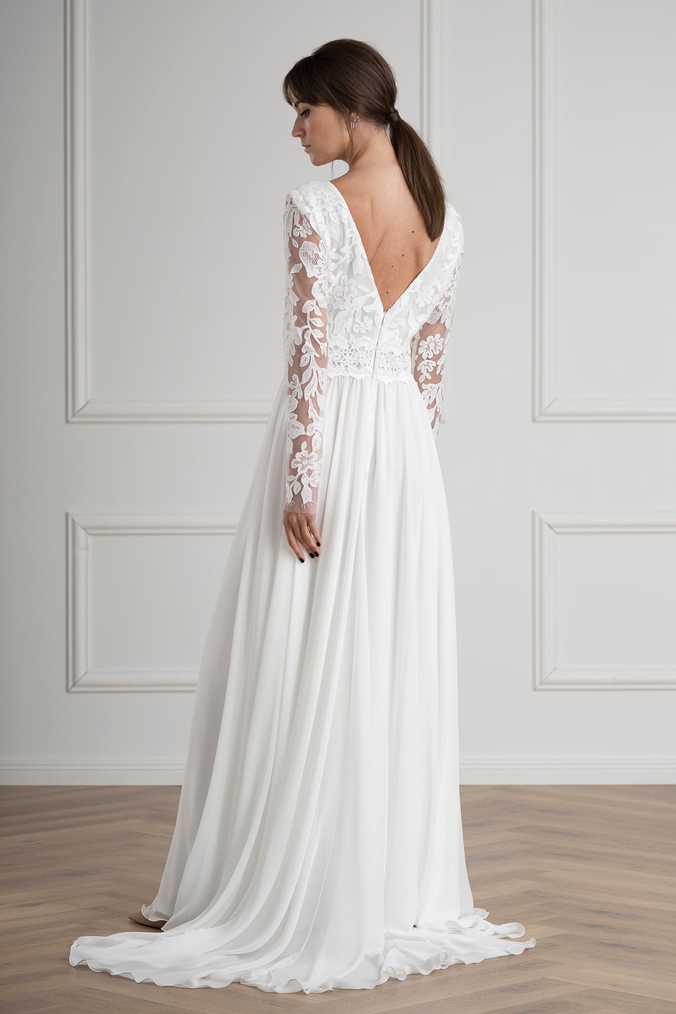 Astra : la Robe de Mariée Bohème Blanche à Manches par Excellence.