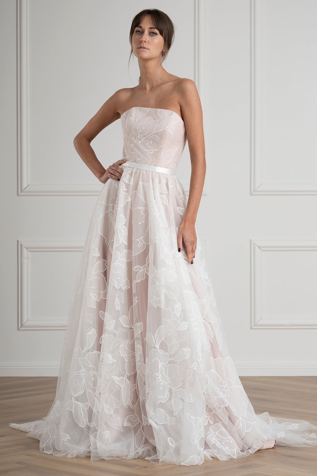 Antonia : la Robe de Mariée Bustier à Cape par Excellence.