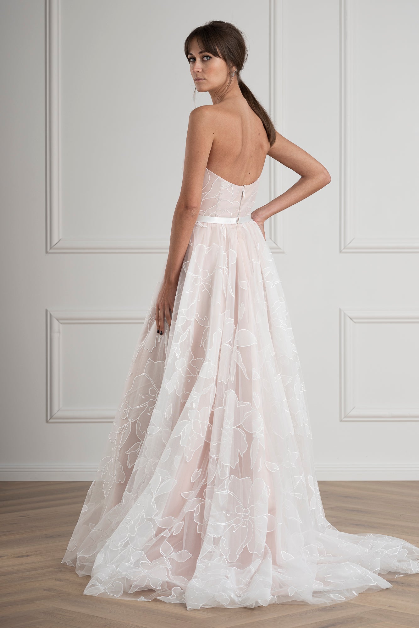 Antonia : la Robe de Mariée Bustier à Cape par Excellence.