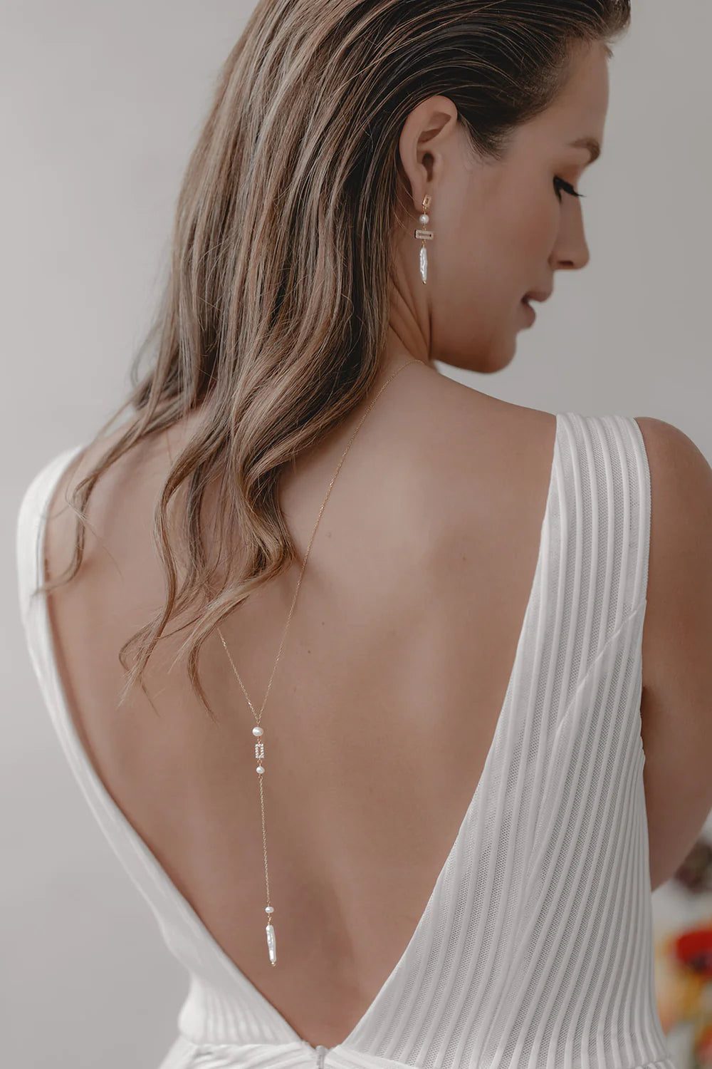 Collier de Dos "High Art" : le Collier de Mariage Avec Perles et Cristal par Excellence.