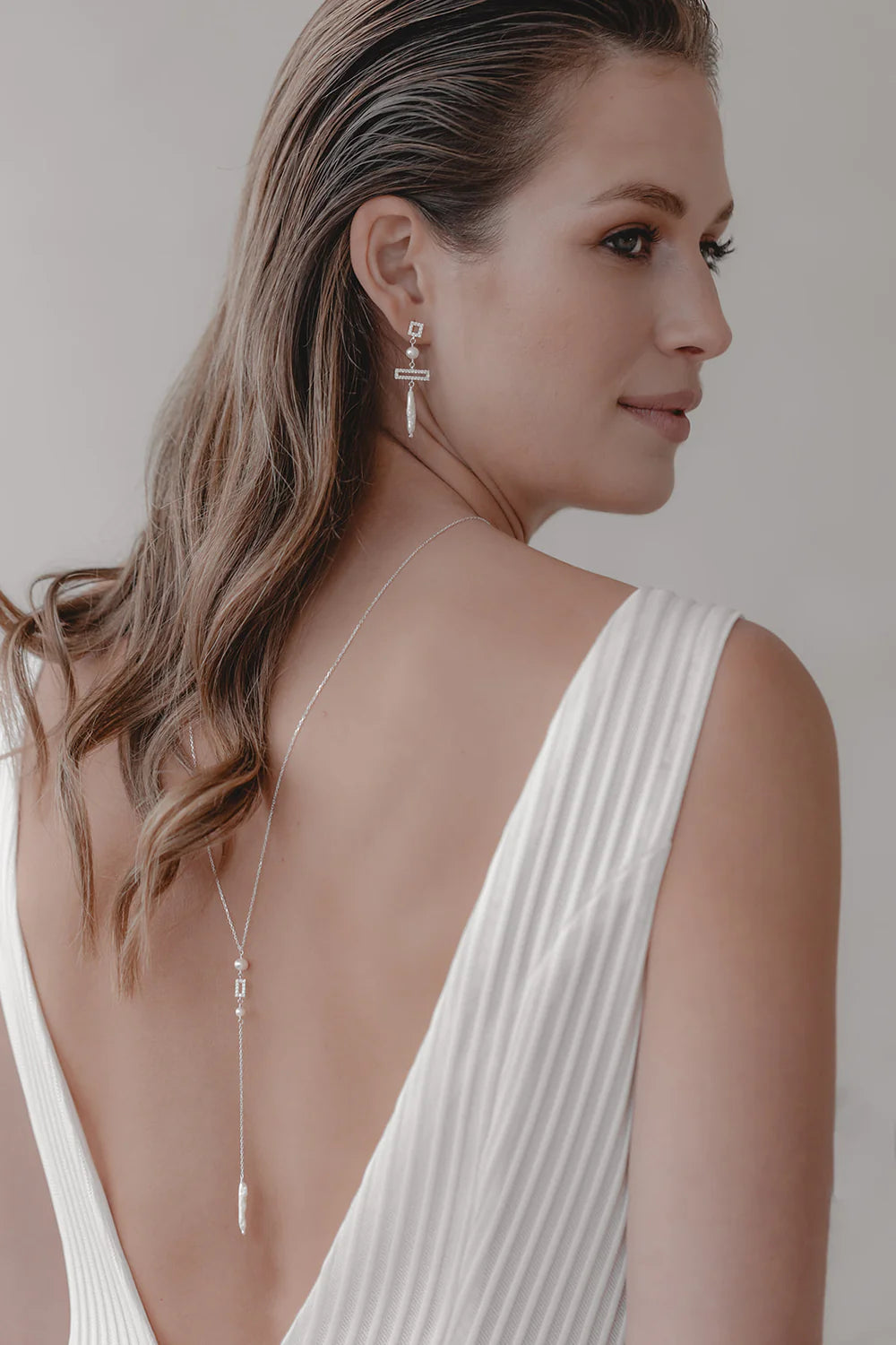 Collier de Dos "High Art" : le Collier de Mariage Avec Perles et Cristal par Excellence.