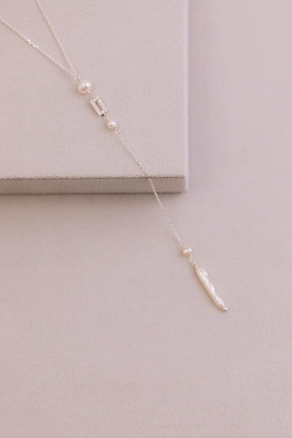 Collier de Dos "High Art" : le Collier de Mariage Avec Perles et Cristal par Excellence.