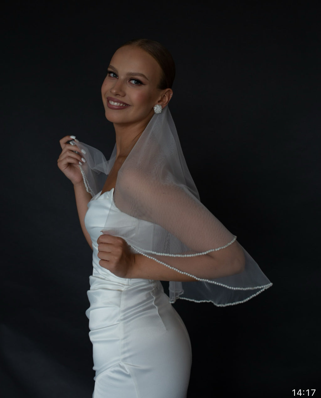 Voile de Mariée Court avec Perles : le Voile Moderne par Excellence.