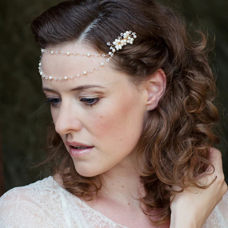 Accessoire de Cheveux "Femme Amoureuse" : la Parure de Mariée par Excellence.