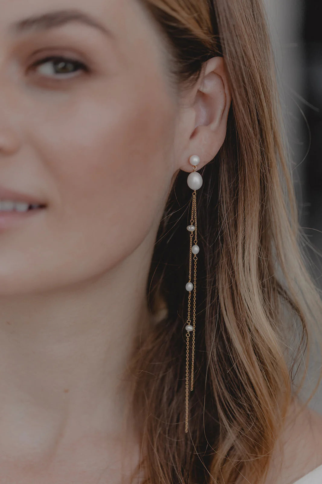 Boucles d’Oreilles "Gabriella" : les Boucles de Mariage Longues à Perles par Excellence.