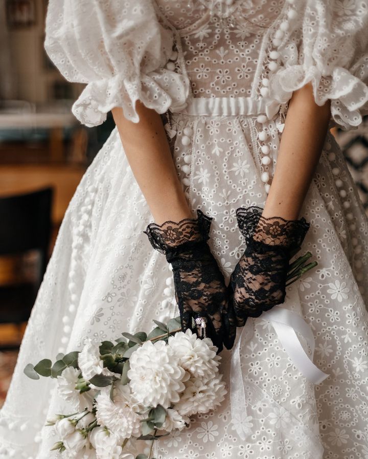 Omela : la Robe de Mariée Bustier à Dentelle par Excellence.