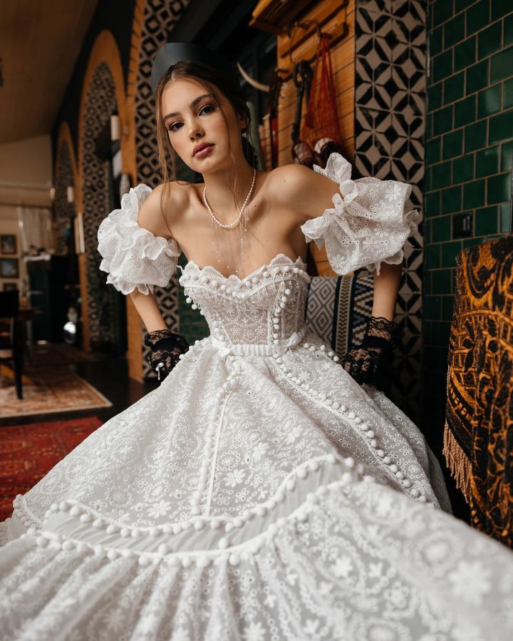 Omela : la Robe de Mariée Bustier à Dentelle par Excellence.