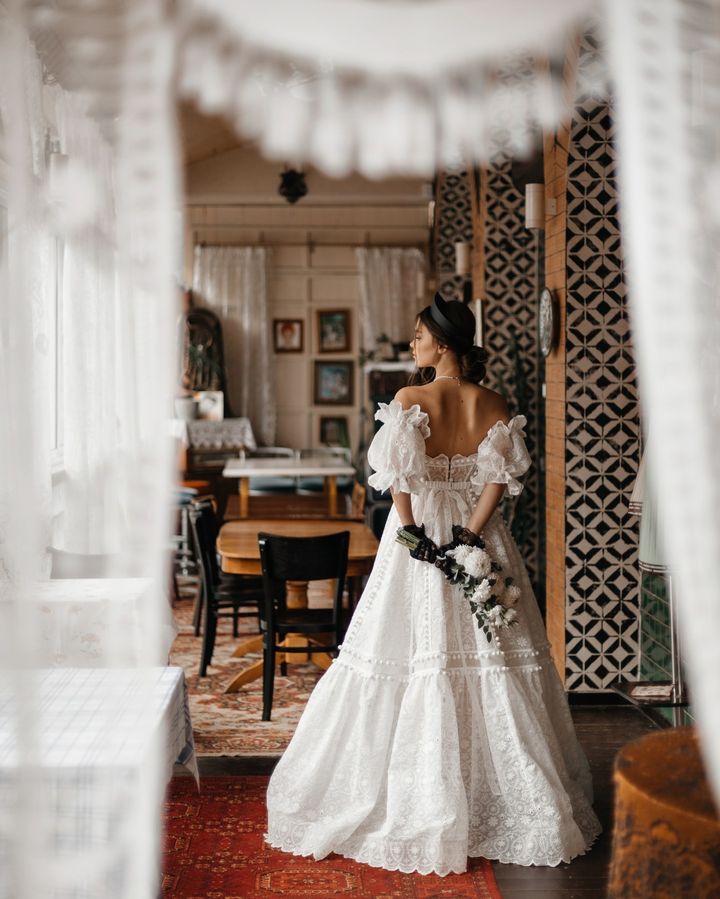 Omela : la Robe de Mariée Bustier à Dentelle par Excellence.