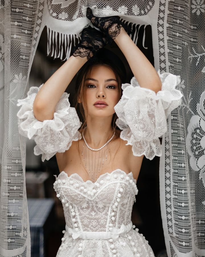 Omela : la Robe de Mariée Bustier à Dentelle par Excellence.