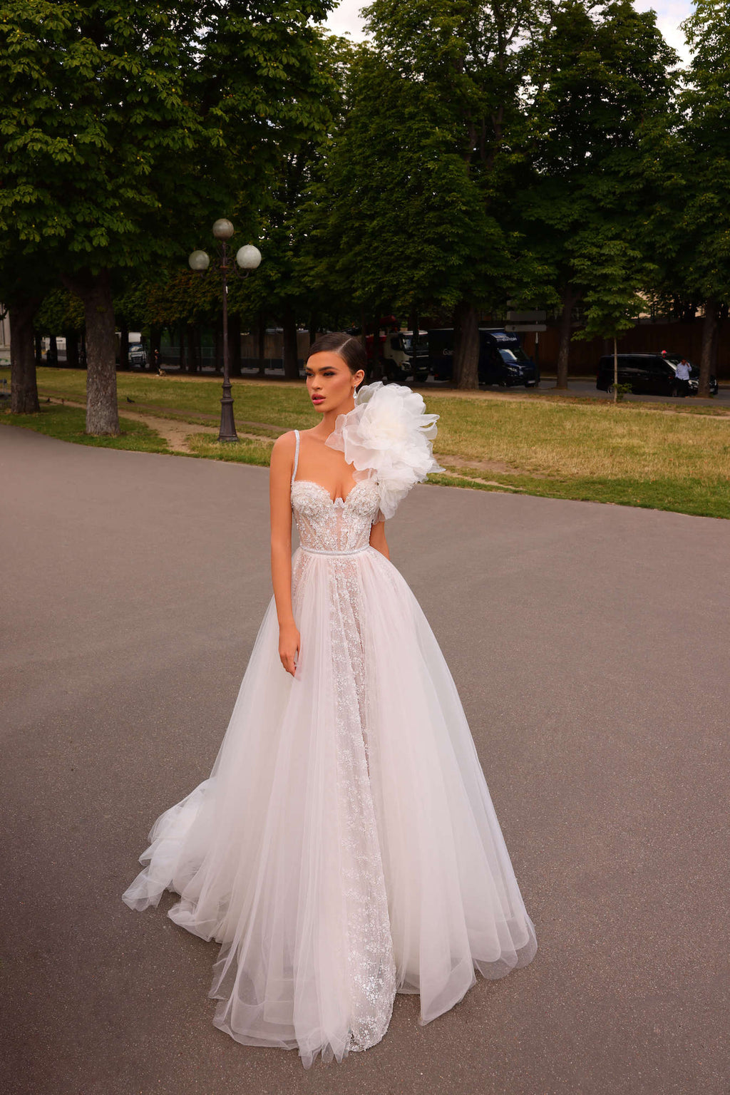 Jaspe : la Robe de Mariée Corset à Fines Bretelles par Excellence.