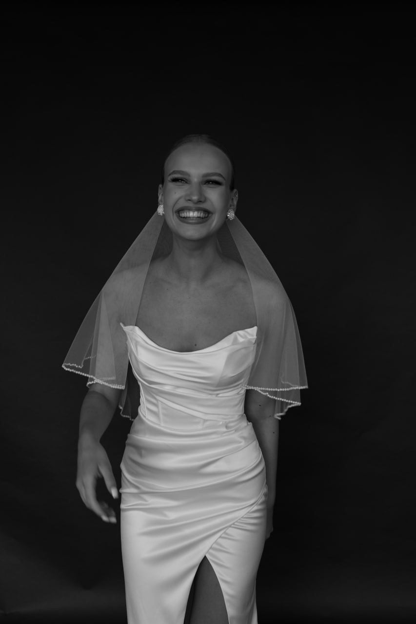 Voile de Mariée Court avec Perles : le Voile Moderne par Excellence.