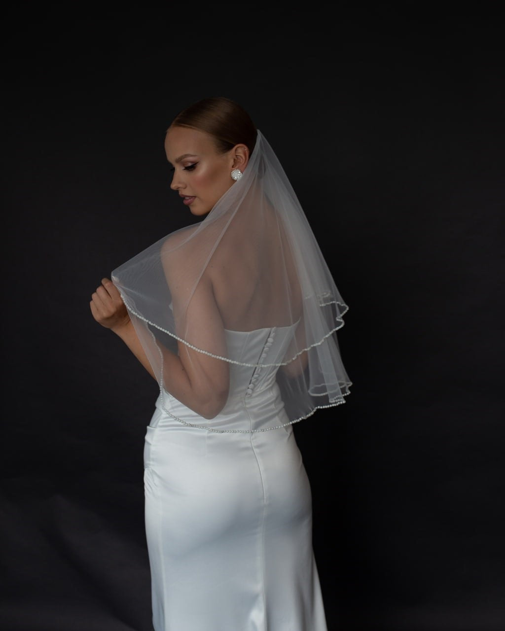 Voile de Mariée Court avec Perles : le Voile Moderne par Excellence.