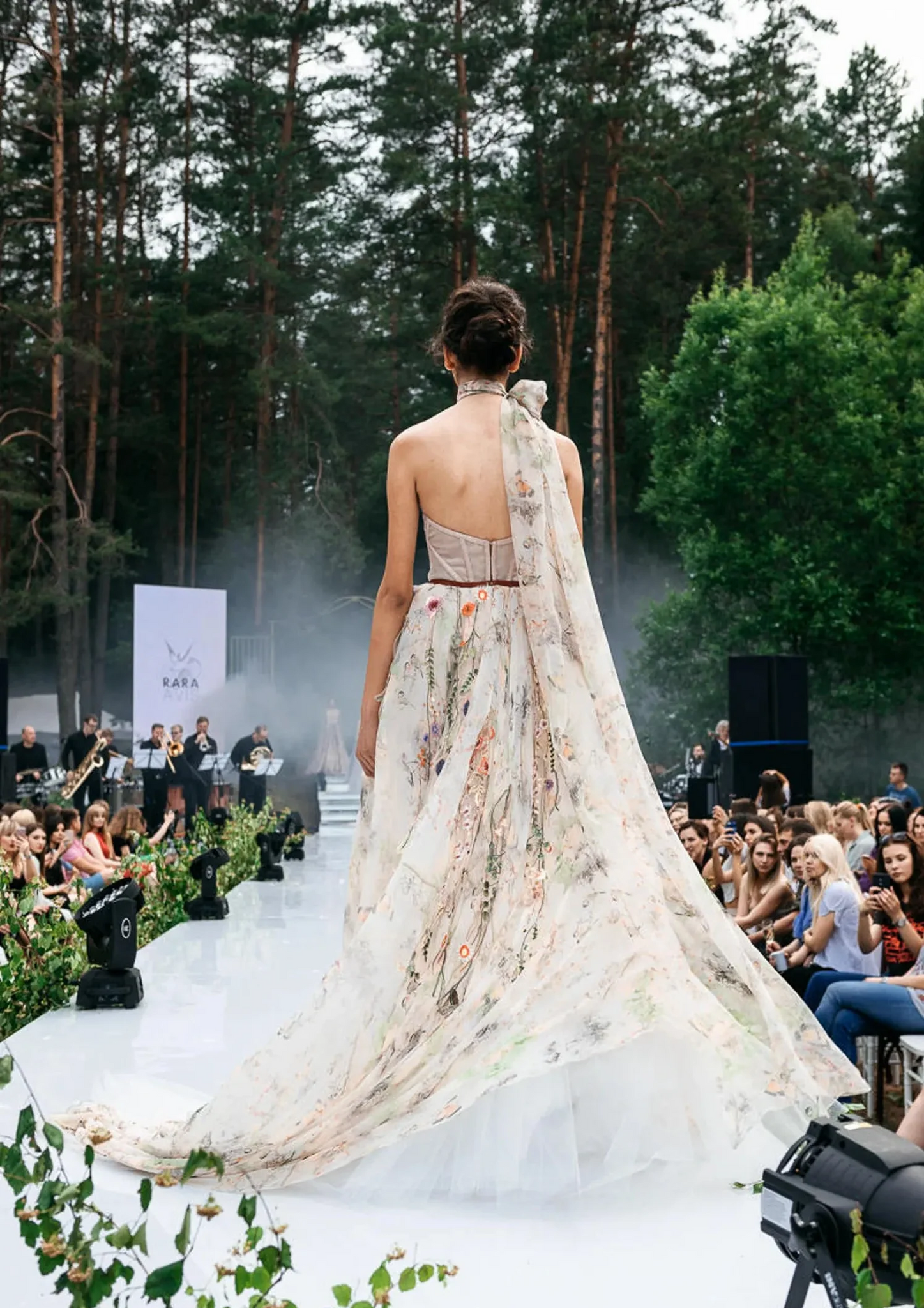 Lily : la Robe de Mariée de Couleur à Bustier et Fleurs par Excellence.