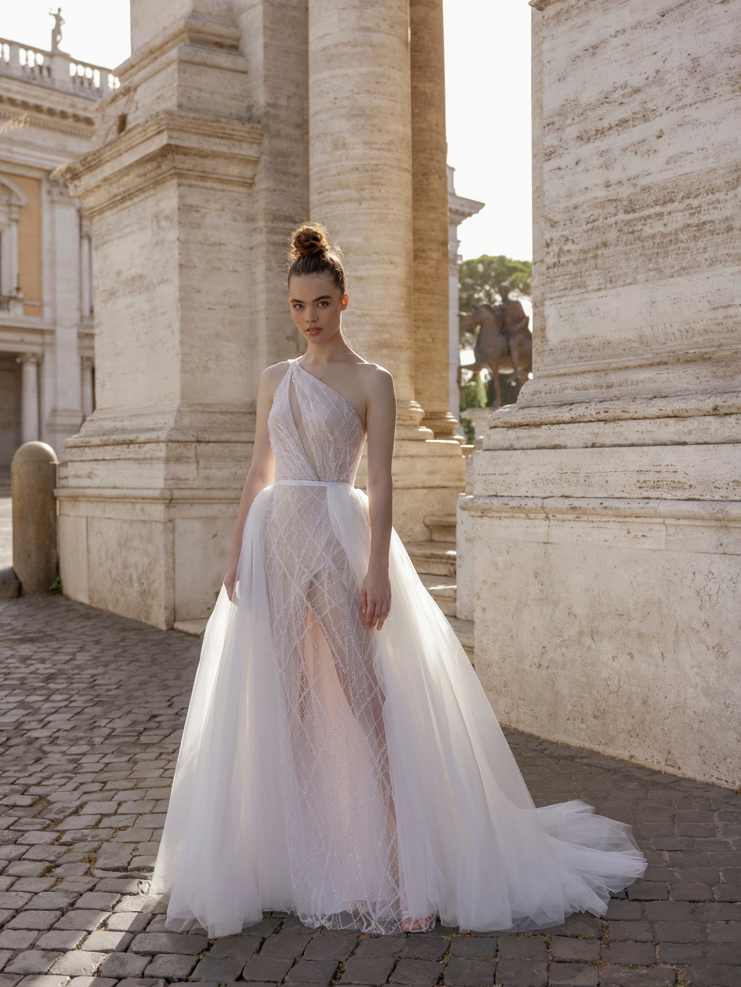Andrea : la Robe de Mariée Asymétrique par Excellence.