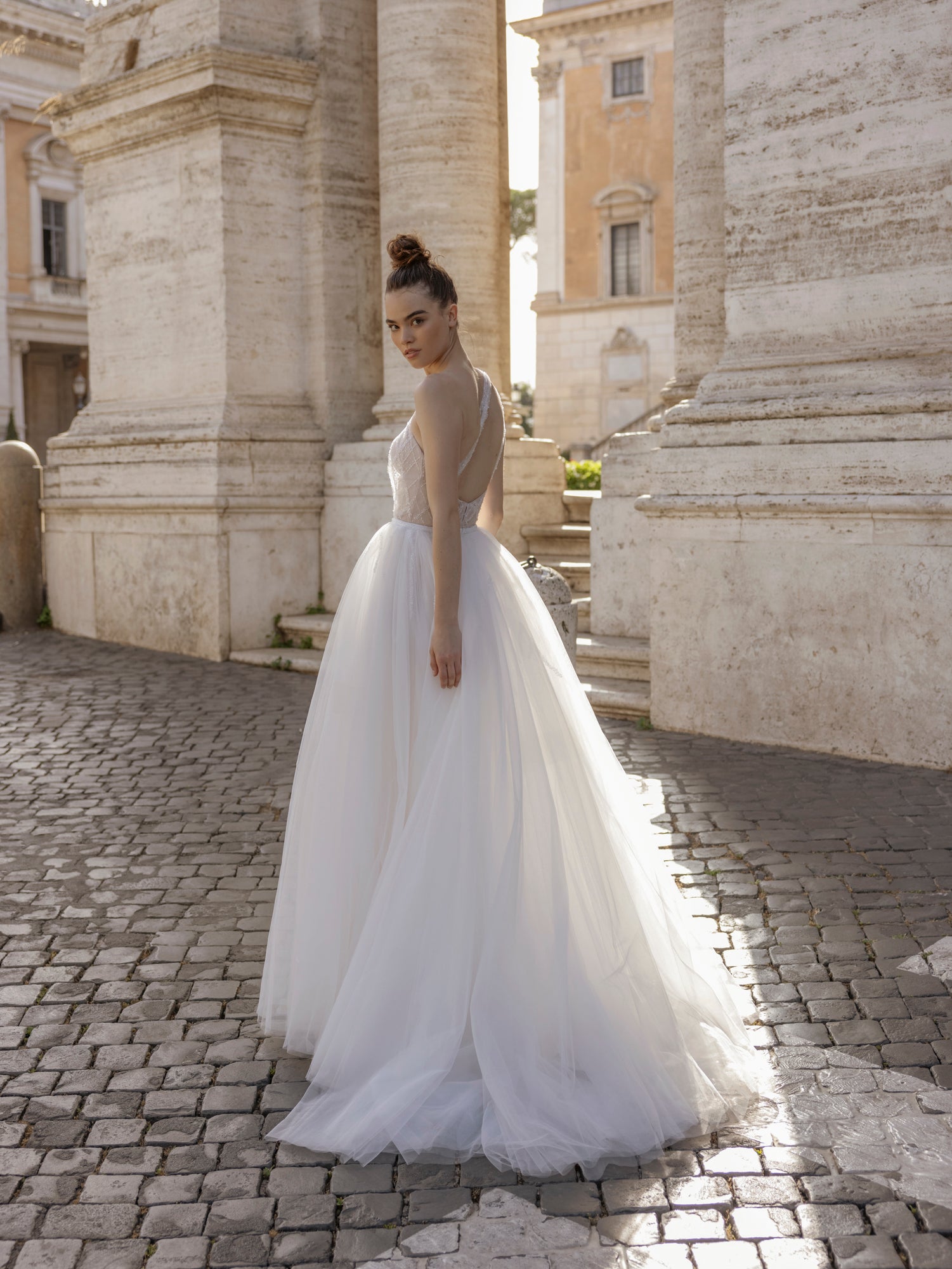 Andrea : la Robe de Mariée Asymétrique par Excellence.