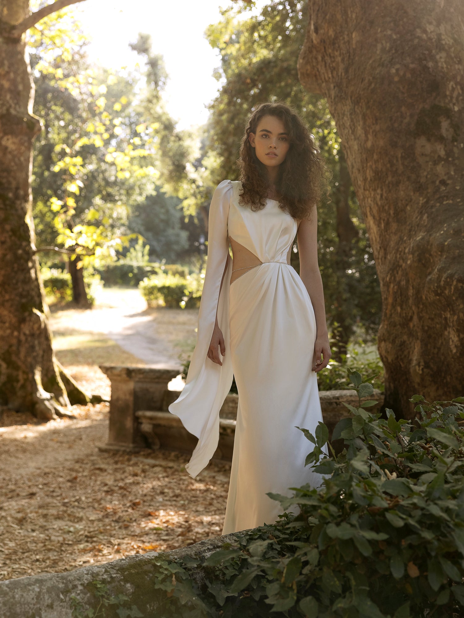 Domna : la Robe de Mariée Asymétrique et Glamour par Excellence.