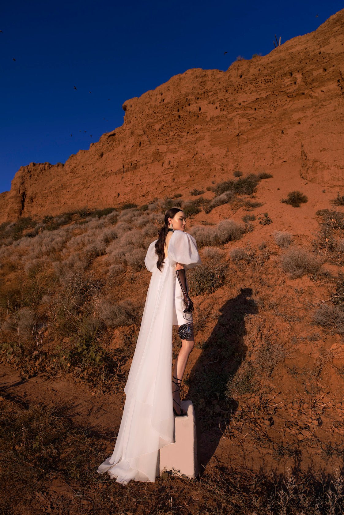 Emmanuel : la Robe de Mariée Courte avec Cape par Excellence.