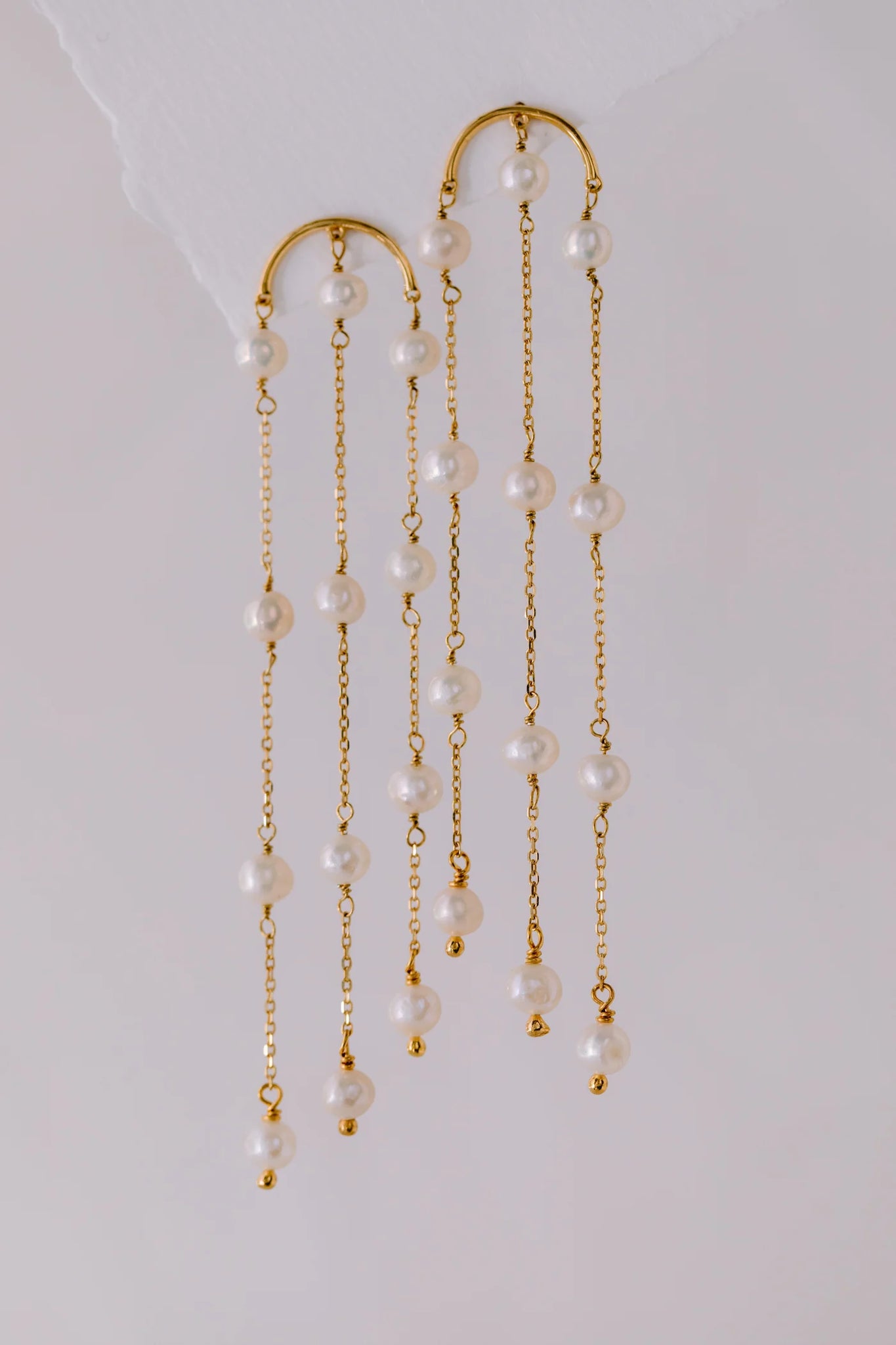 Boucles d’Oreilles "Élisa" : les Boucles de Mariage avec Cascade de Perles par Excellence.