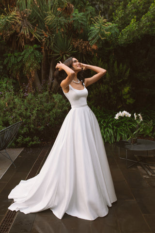 Vela : la Robe de Mariée en Satin avec Décolleté Rond par Excellence.