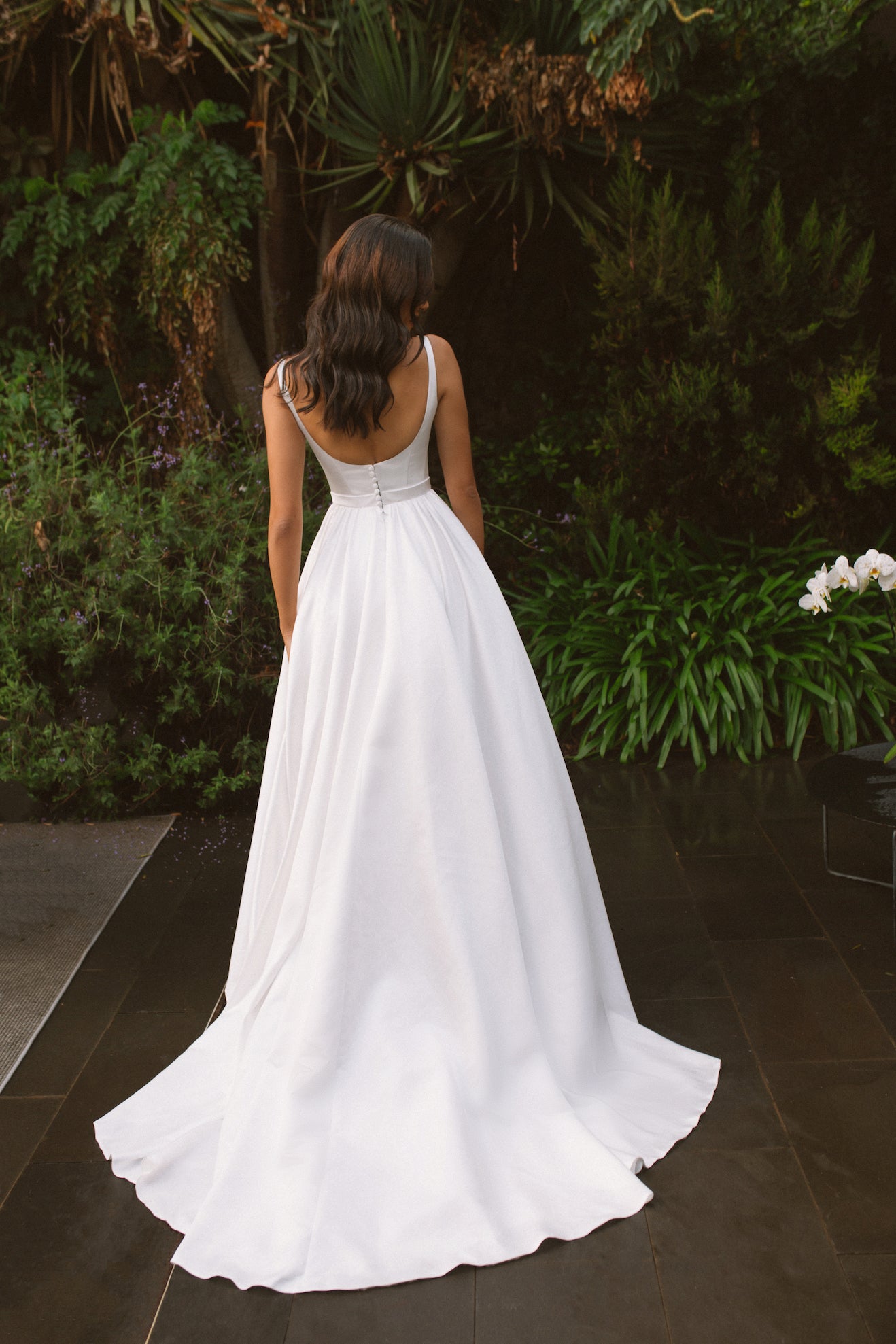 Vela : la Robe de Mariée en Satin avec Décolleté Rond par Excellence.