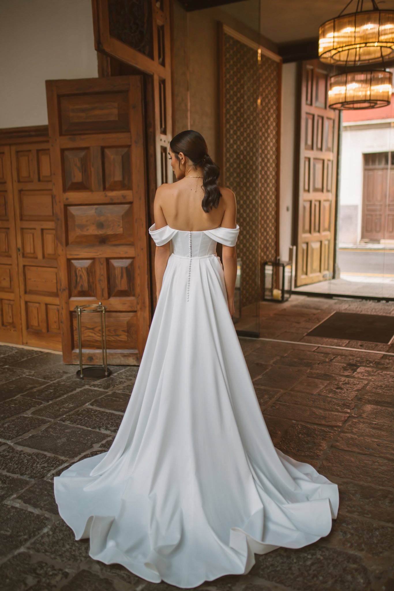 Velita : la Robe de Mariée Moulante à Traîne Amovible par Excellence.