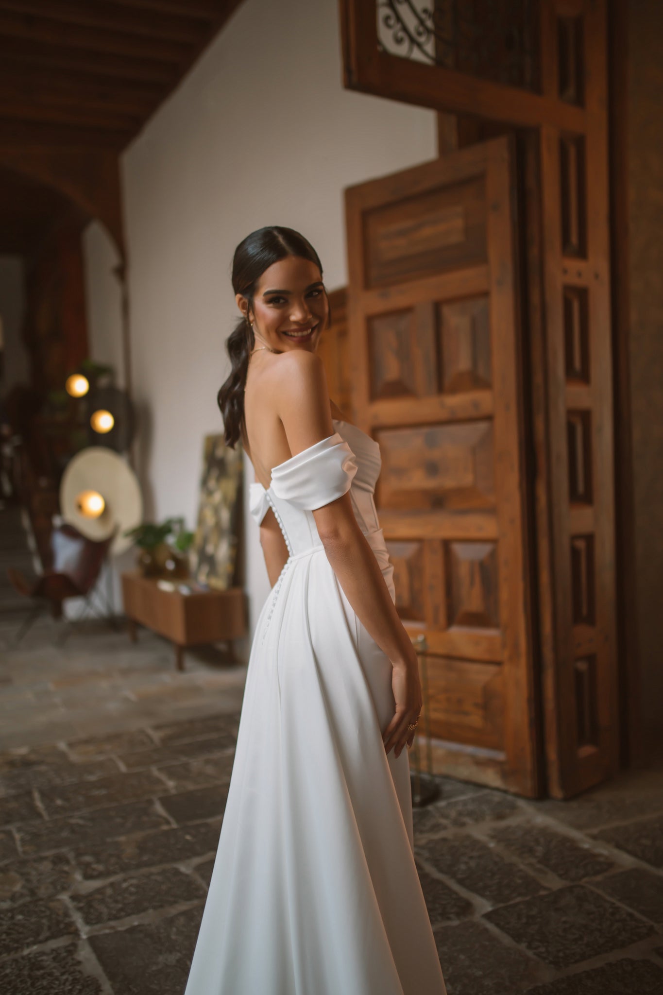 Velita : la Robe de Mariée Moulante à Traîne Amovible par Excellence.