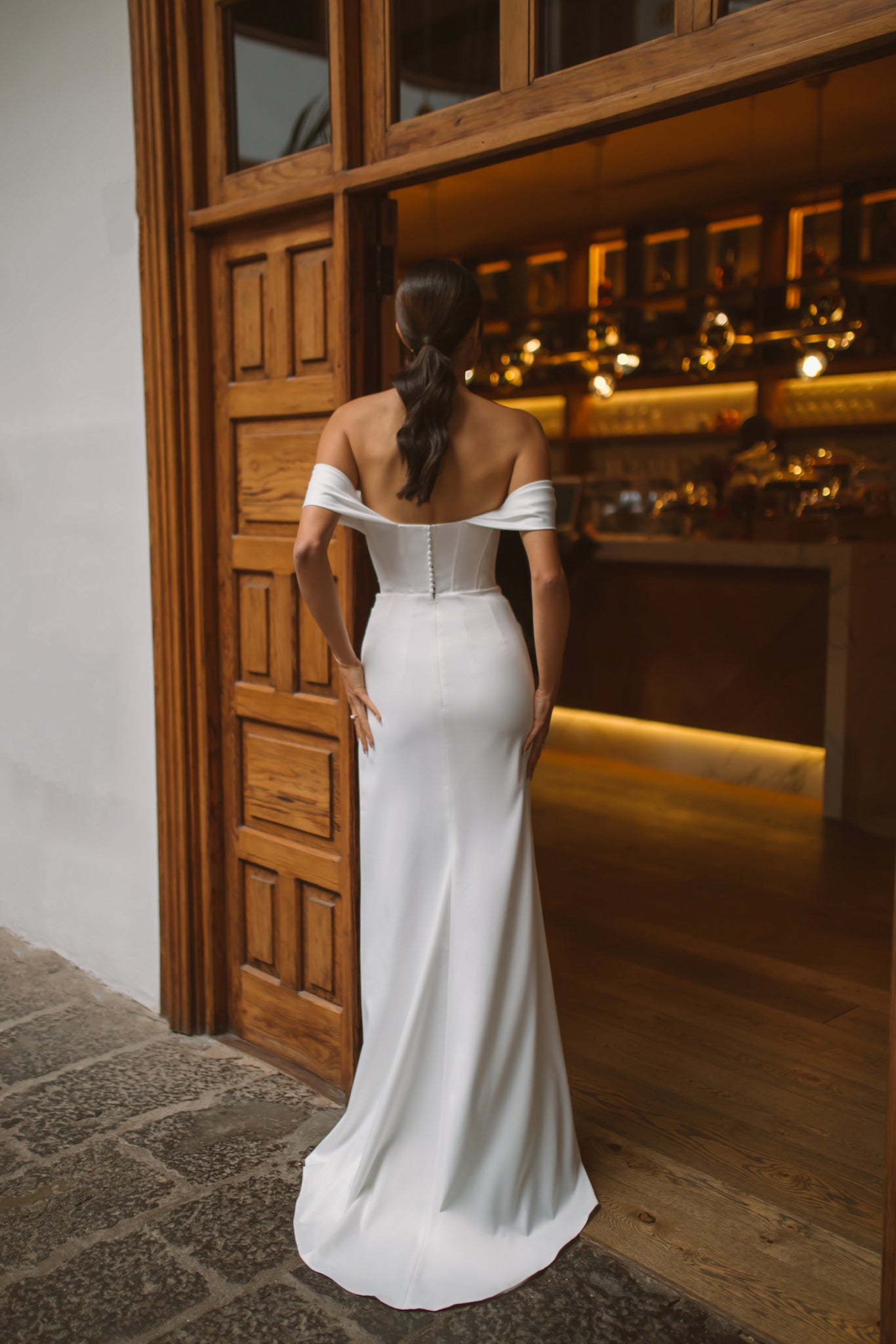 Velita : la Robe de Mariée Moulante à Traîne Amovible par Excellence.