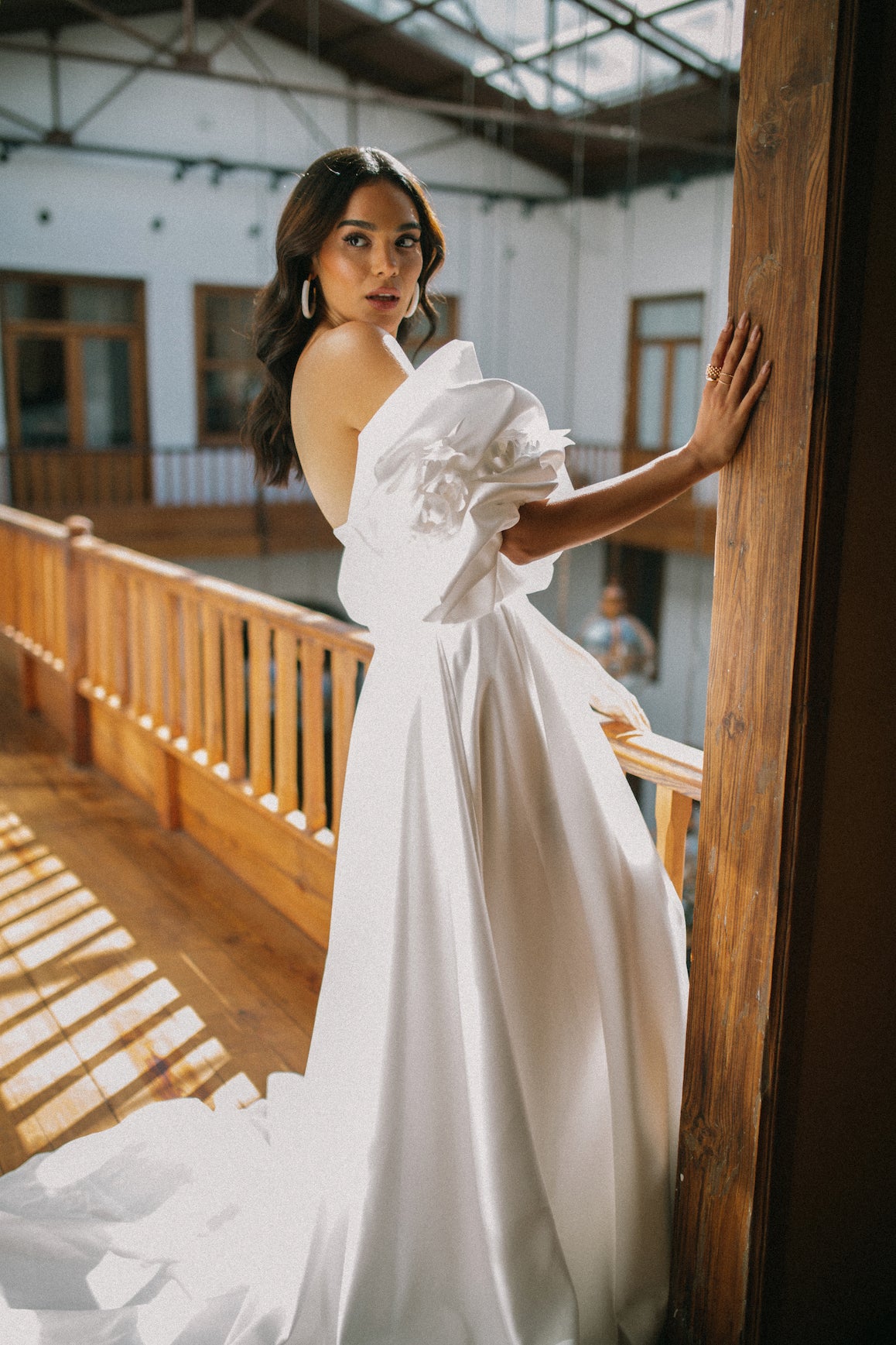 Vilda : la Robe de Mariée en Satin à Manches Drama par Excellence.