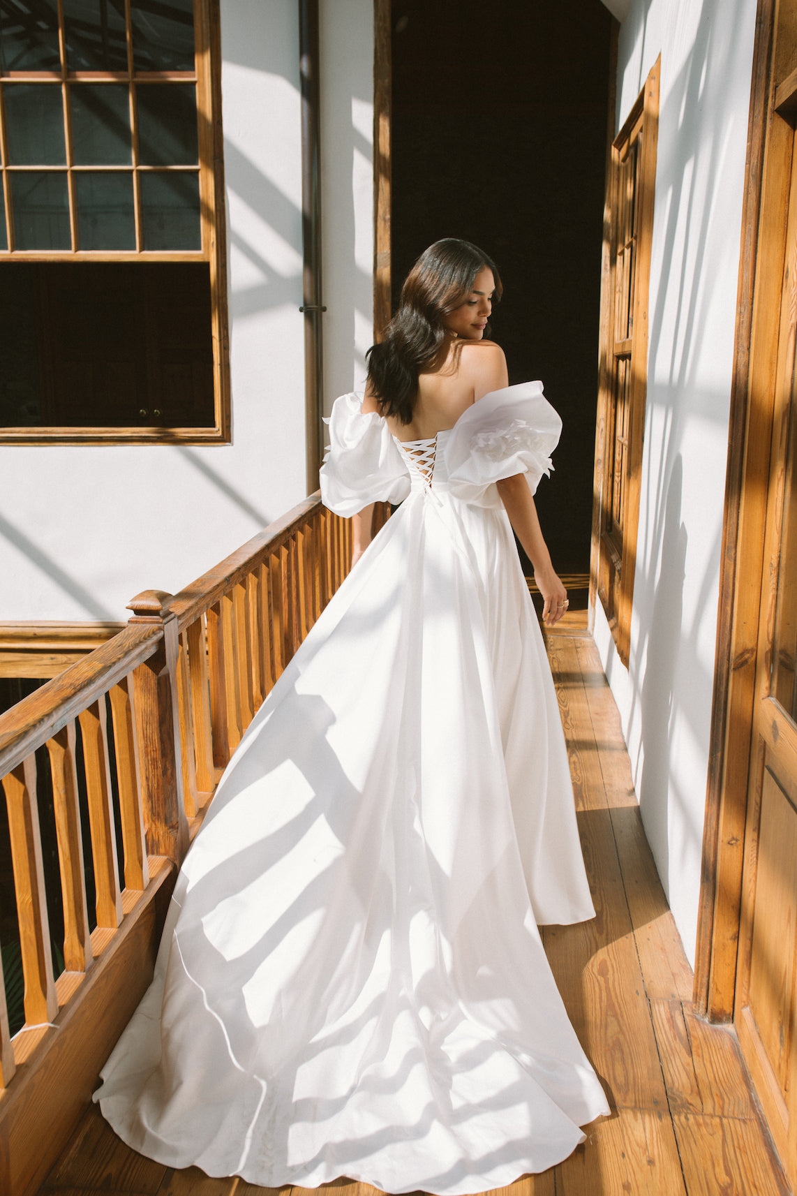 Vilda : la Robe de Mariée en Satin à Manches Drama par Excellence.