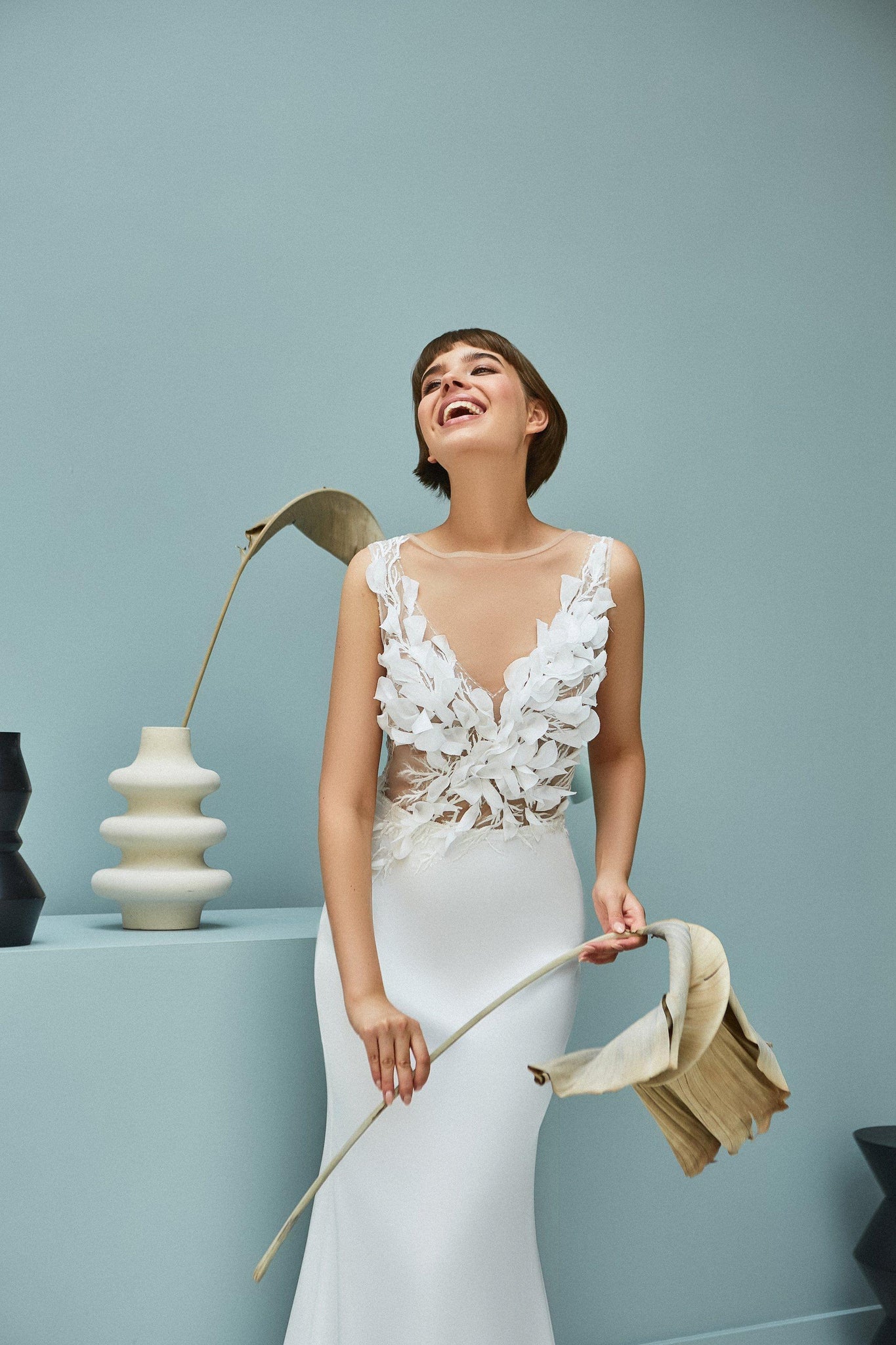 Arelda : la Robe de Mariée Fourreau Blanche à Fleurs par Excellence.