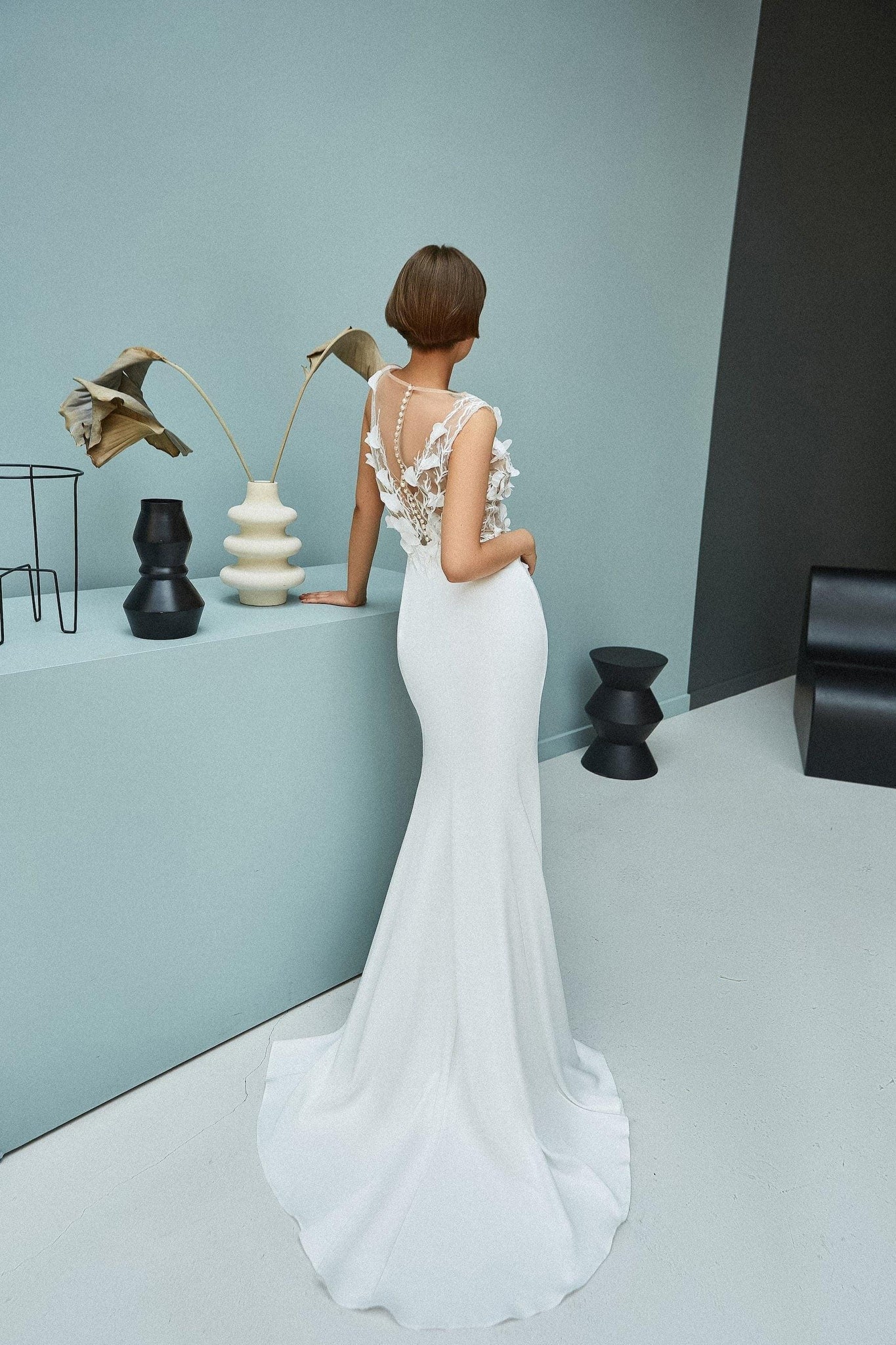 Arelda : la Robe de Mariée Fourreau Blanche à Fleurs par Excellence.