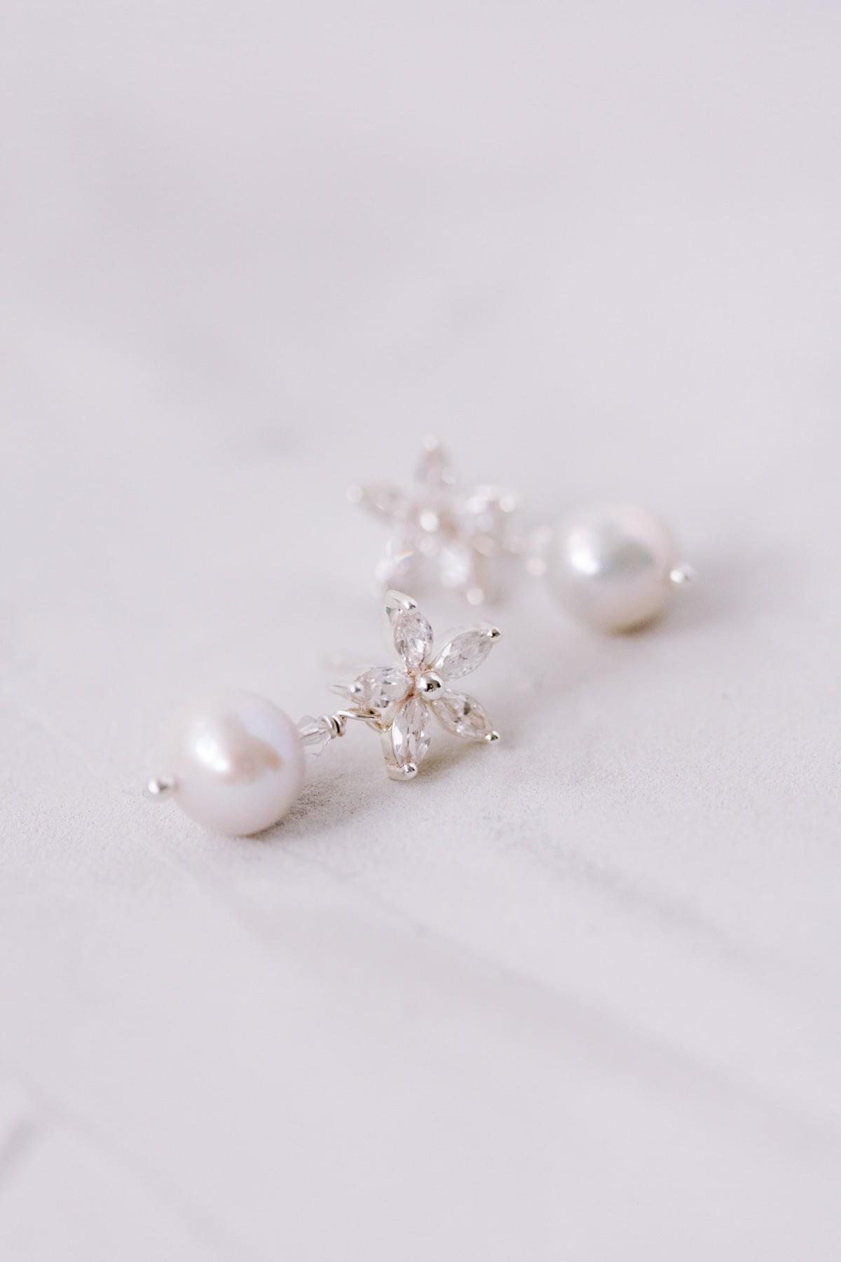 Boucles d’Oreilles "Blooming Beauty" : les Boucles de Mariage avec Clou en Cristal et Perle.
