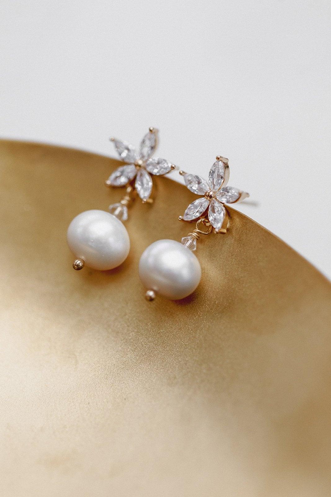 Boucles d’Oreilles "Blooming Beauty" : les Boucles de Mariage avec Clou en Cristal et Perle.