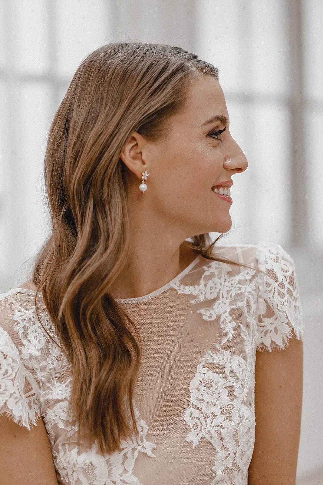 Boucles d’Oreilles "Blooming Beauty" : les Boucles de Mariage avec Clou en Cristal et Perle.