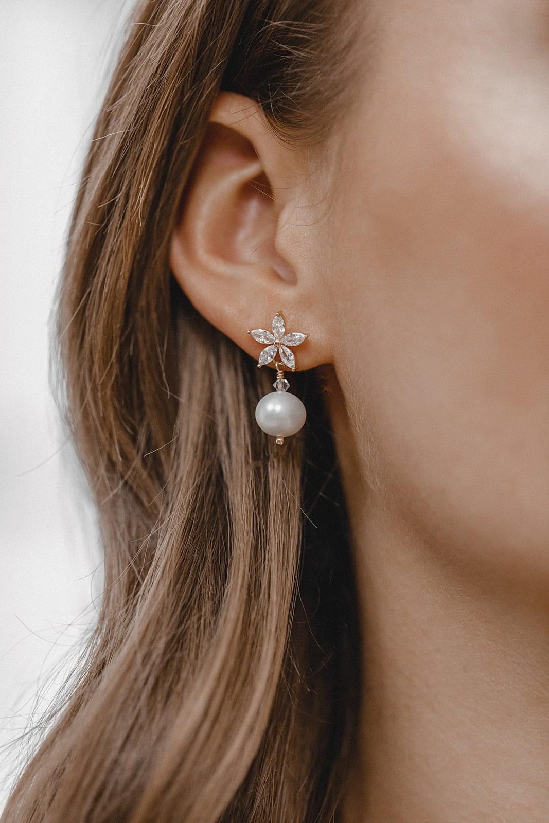 Boucles d’Oreilles "Blooming Beauty" : les Boucles de Mariage avec Clou en Cristal et Perle.