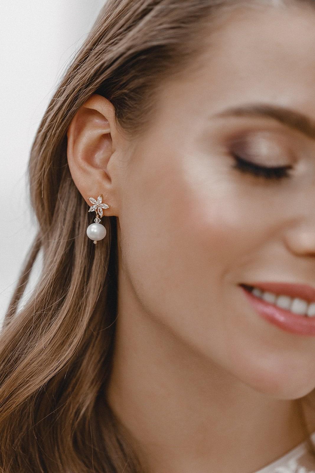 Boucles d’Oreilles "Blooming Beauty" : les Boucles de Mariage avec Clou en Cristal et Perle.