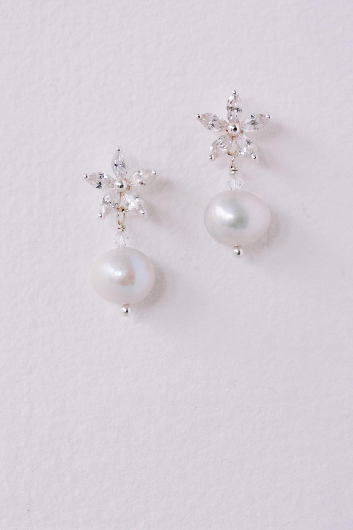 Boucles d’Oreilles "Blooming Beauty" : les Boucles de Mariage avec Clou en Cristal et Perle.
