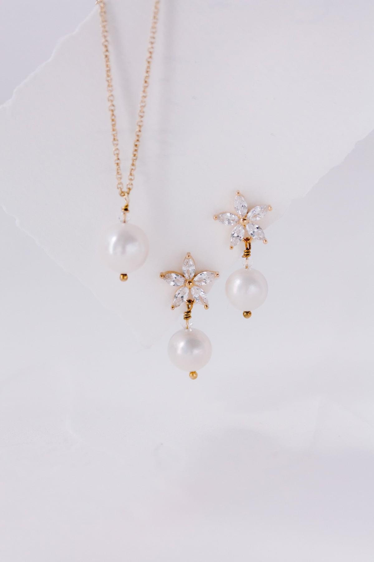Boucles d’Oreilles "Blooming Beauty" : les Boucles de Mariage avec Clou en Cristal et Perle.