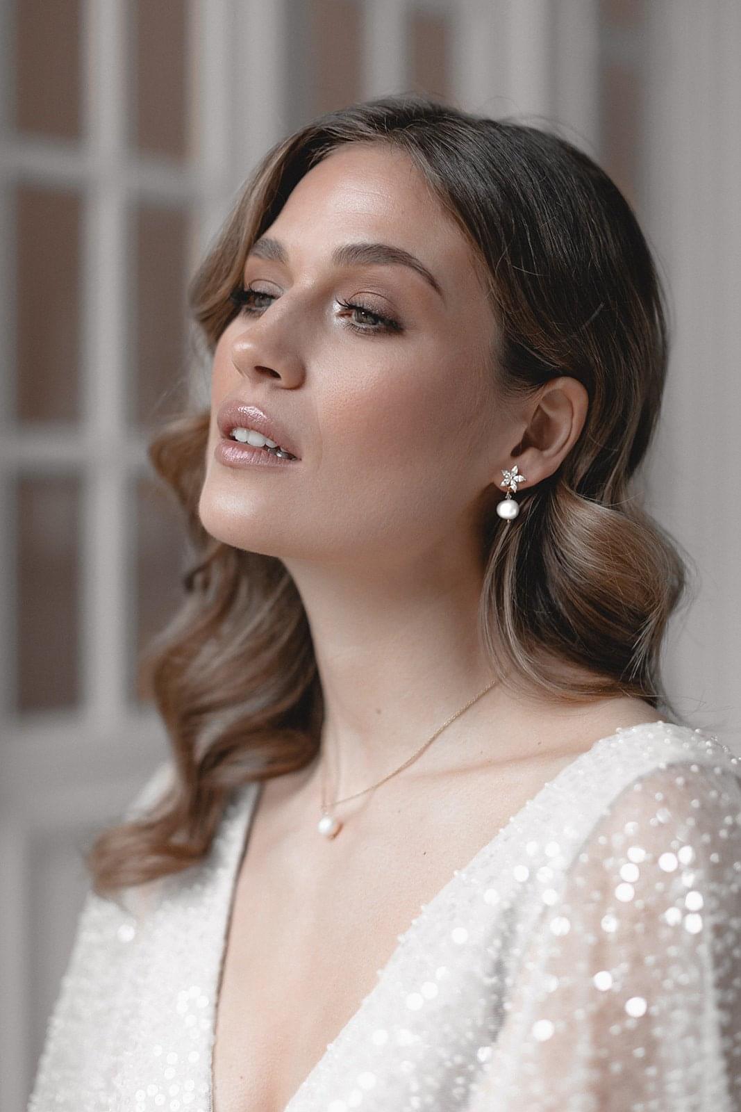 Boucles d’Oreilles "Blooming Beauty" : les Boucles de Mariage avec Clou en Cristal et Perle.