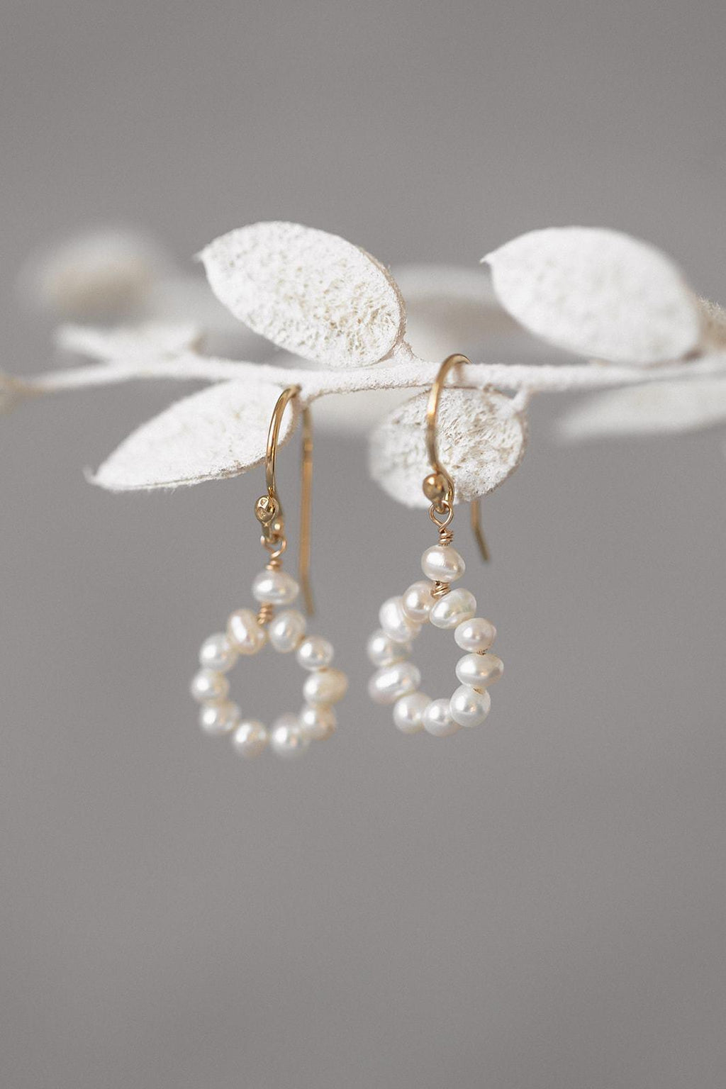 Boucles d'oreilles “Circle of Love” : les Boucles de Mariage à Petites Perles par Excellence.