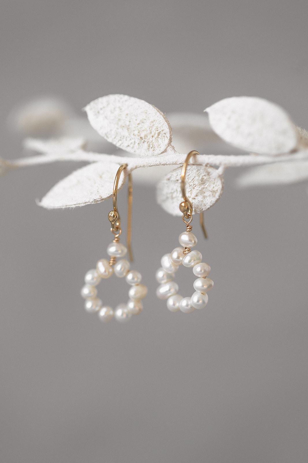 Boucles d'oreilles “Circle of Love” : les Boucles de Mariage à Petites Perles par Excellence.