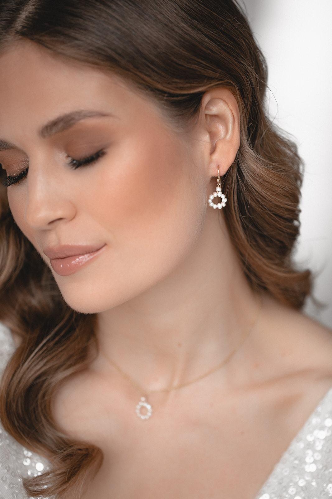 Boucles d'oreilles “Circle of Love” : les Boucles de Mariage à Petites Perles par Excellence.